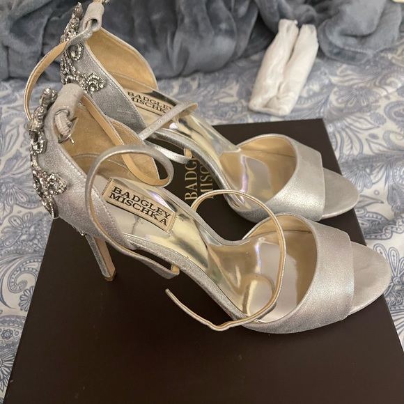 Badgley Mischka Shoes - Silver sandal open toe close back in great condition no missing stone